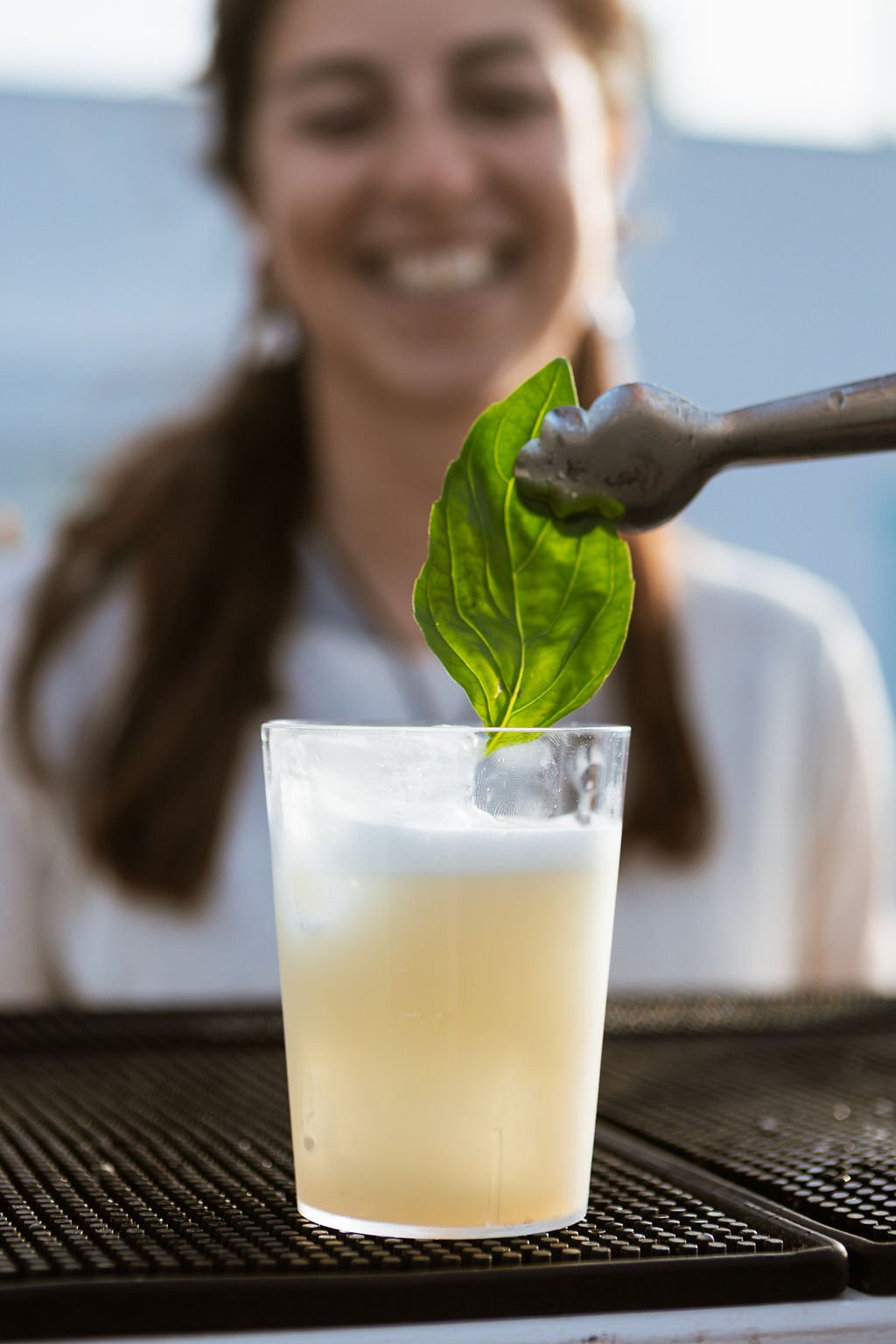 Basil Flow, cóctel de InFlow con guarnición de albahaca fresca